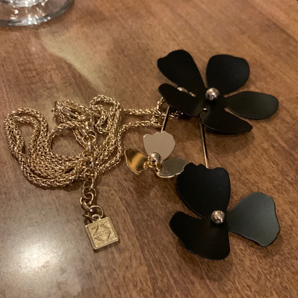 Zenzii Necklace Goldstone Metal Flower Pendant 20$